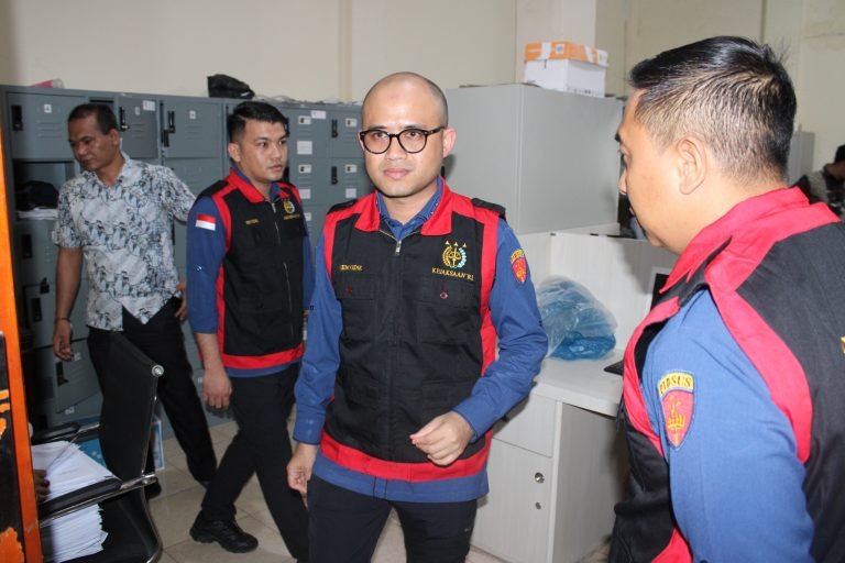 Kejati Sumut Geledah Dinas Pendidikan dan BPKAD Tebing Tinggi, Telusuri Dugaan Korupsi Proyek Smartboard SMP Negeri