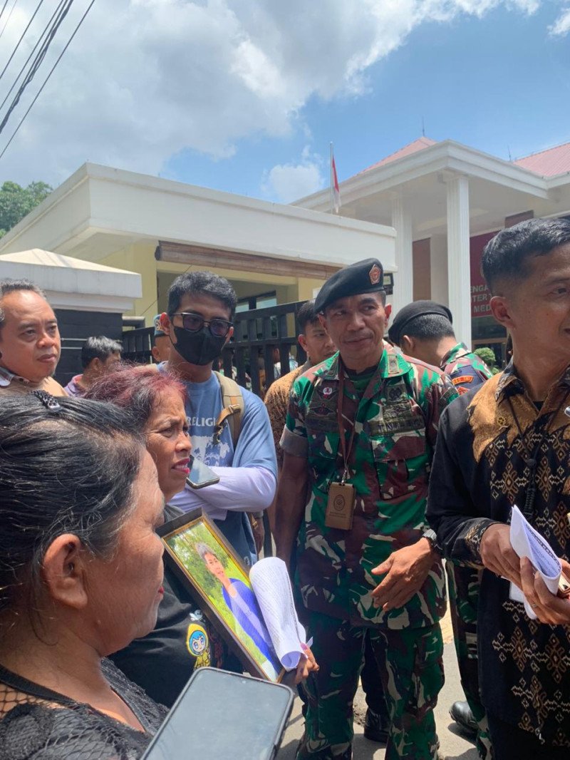 Seorang Ibu Menangis Minta Keadilan untuk Anaknya di Peradilan Militer I/02 Medan
