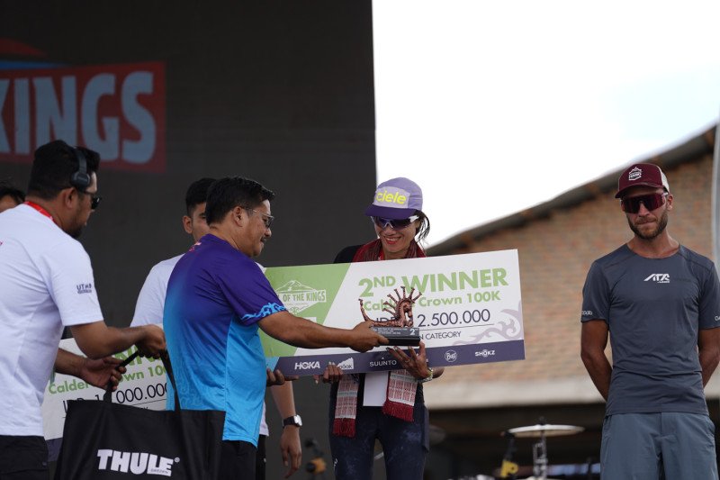 Pelari Stephen Roux Asal Prancis Juarai Ultra 100K Lari Lintas Alam Trail of The Kings Danau Toba