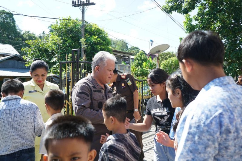 Hari Kedua Kunker di Nias, Kajati Sumut Kunjungi Nias Selatan dan Salurkan Bantuan Sosial