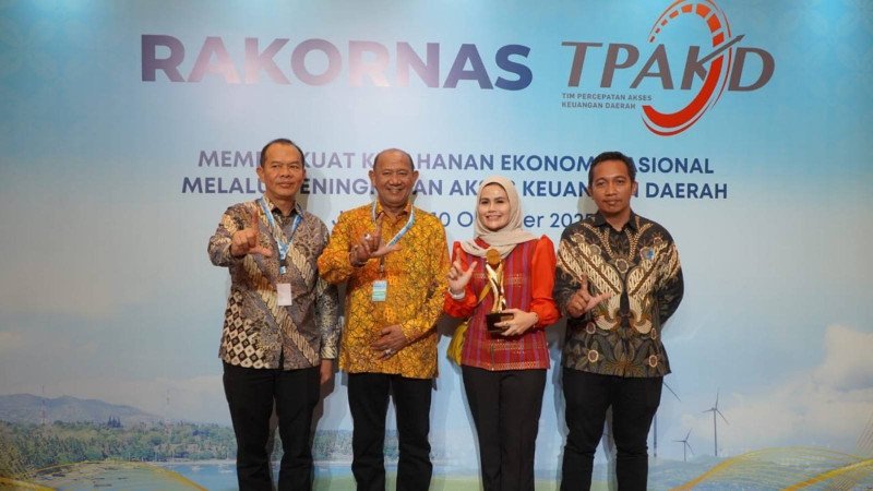 Bupati Langkat Syah Afandin Raih Penghargaan TPAKD Award 2025