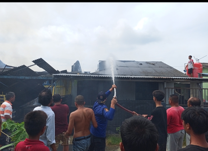 Diduga Ini Penyebab Kebakaran Dua Unit Rumah di Perumahan Kuis Indah Permai