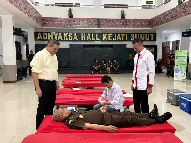 Kepala Kejati Sumut Harli Siregar dan Ketua PMI Kota Medan Buka Kegiatan Donor Darah