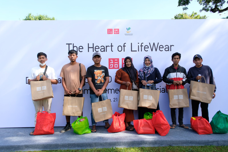 Donasi 15.500 Pakaian melalui Inisiatif Global "The Heart of LifeWear" Menjangkau Berbagai Wilayah di Indonesia