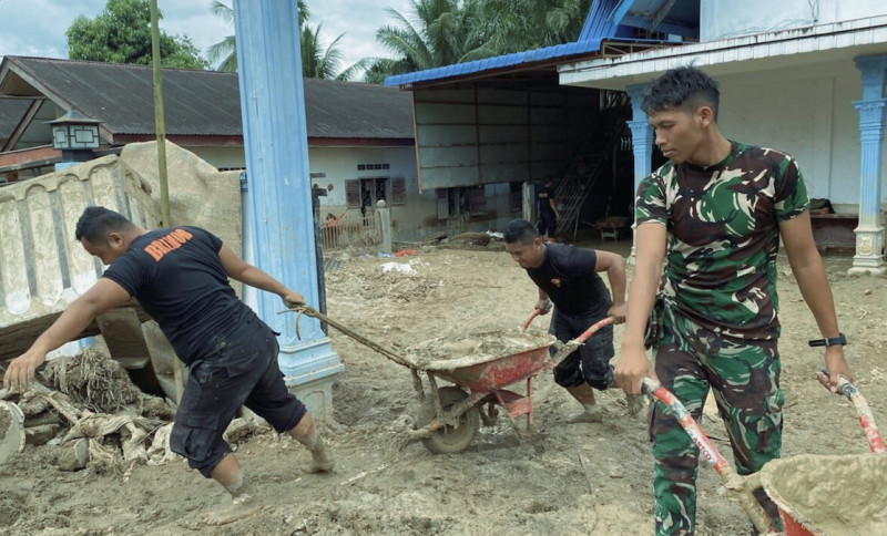 Personel Brimob Turun Gunung! Operasi Aman Nusa II Gempur Sisa Banjir Bandang di Tapanuli Selatan