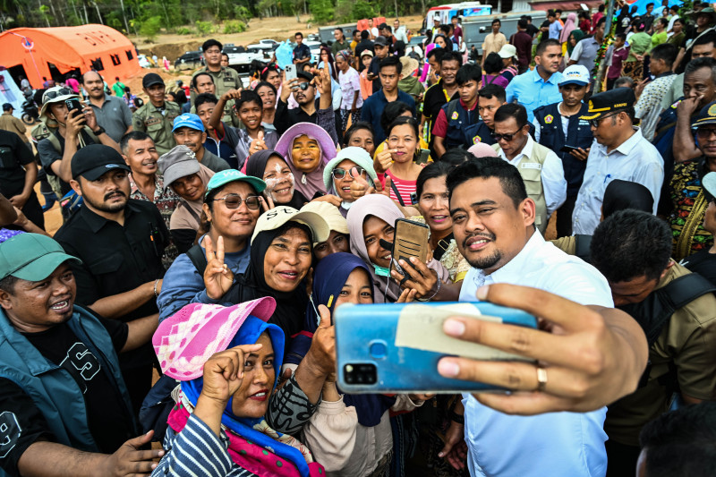 Tinjau Lokasi Paling Terdampak Banjir dan Longsor di Tapanuli Tengah, Gubernur Bobby Nasution Pastikan Rumah dan Infrastruktur akan Dibenahi