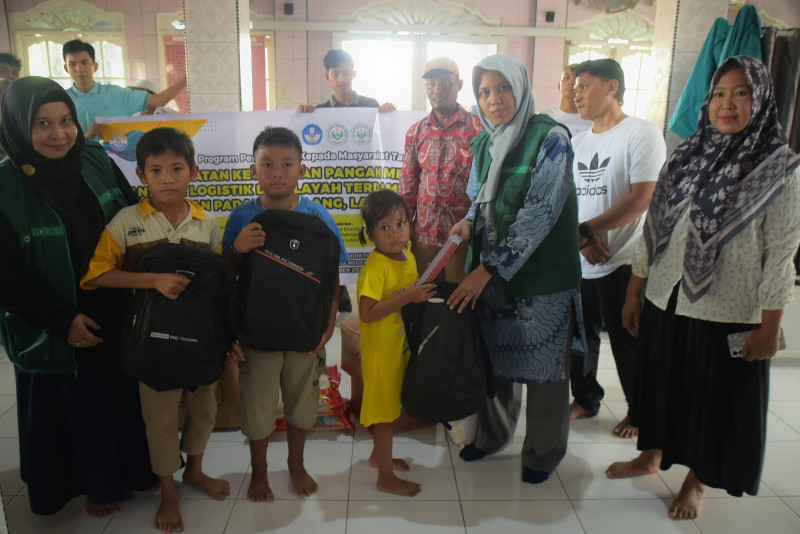 Perkuat Mitigasi Pasca Bencana, Tim Dosen Unimed Salurkan Ribuan Paket Bantuan Tas dan Alat Tulis di Langkat