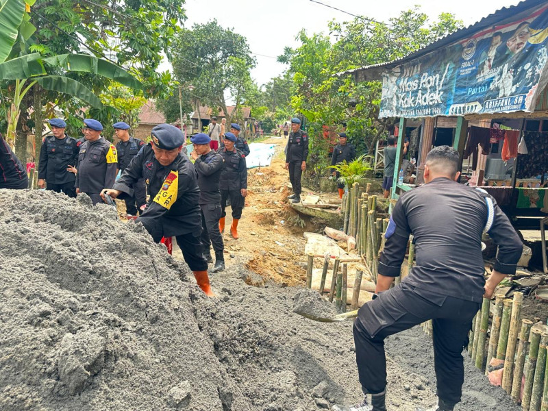 Brimob Polda Sumut & TNI, Bergerak Satu Hati Pulihkan Tapanuli Selatan