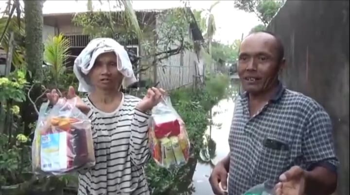 Jurnalis Deli Serdang Door to Door Bantu Warga Terdampak Banjir