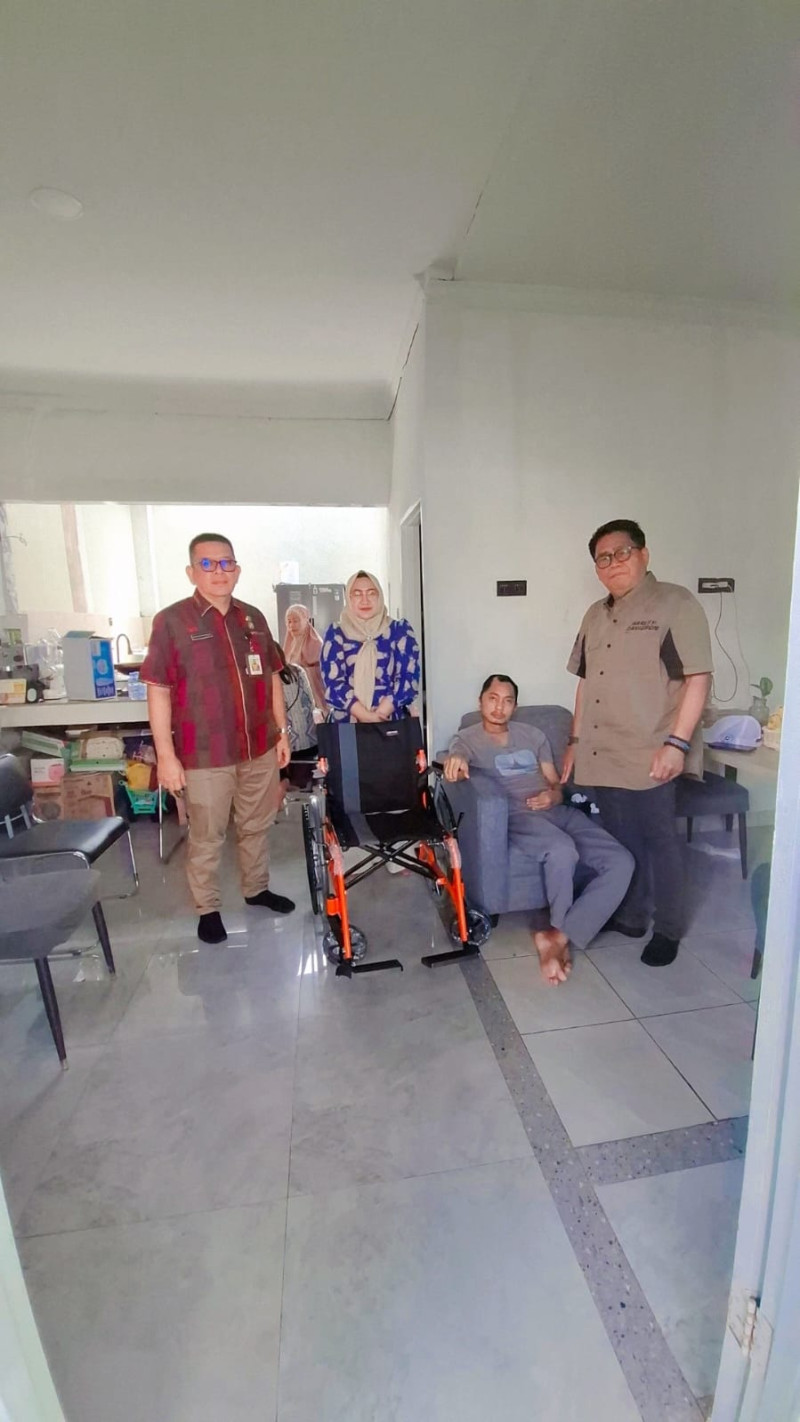 Respons Cepat Wali Kota Medan, Bantuan Kursi Roda Diserahkan kepada Ari Prasetyo
