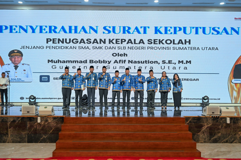 Serahkan 248 SK Penugasan Kepala Sekolah,  Gubernur Sumut Bobby Nasution Ingatkan Jangan Ada Pungli
