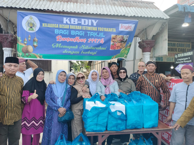 KBDIY Medan Sumut Berbagi Takjil Ramadan 1447 H, Lalin Sempat Padat di Jalan Kapten Muslim