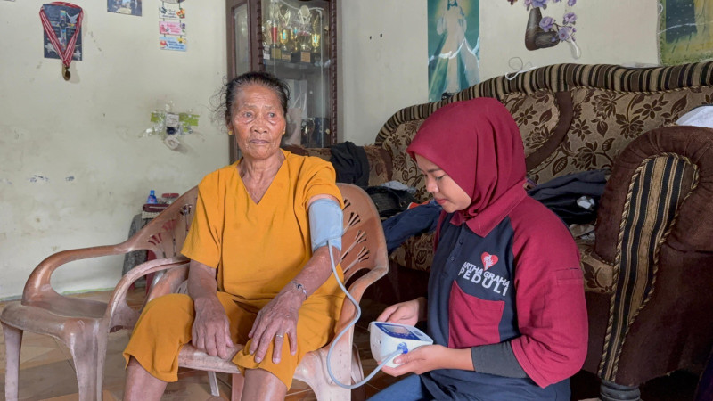 Artha Graha Peduli dan GulaVit Bantu Warga Medan Dapatkan Sembako Murah