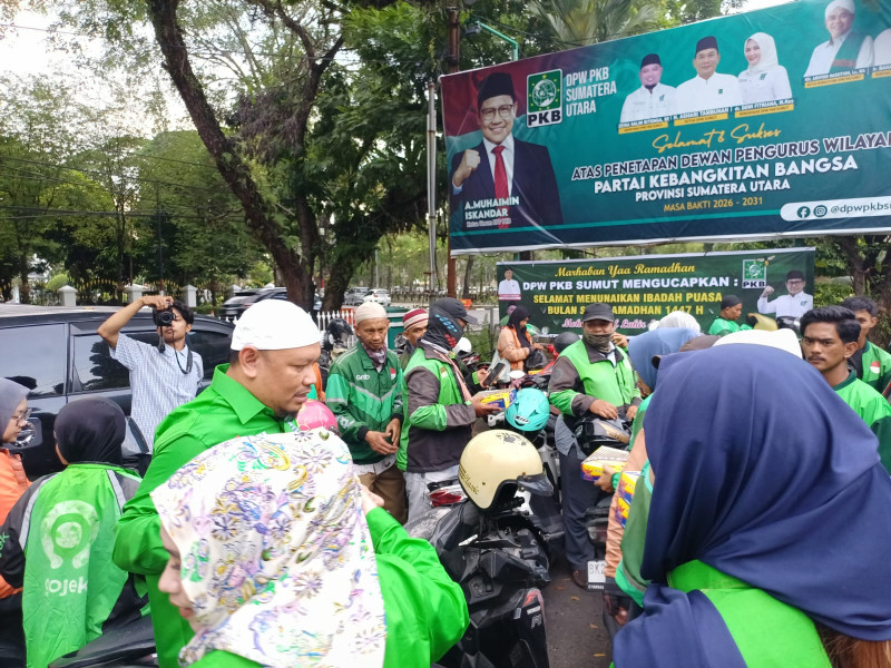 Berkah Ramadhan 1447 H/2026, PKB Sumut Berbagai Takjil kepada Ratusan Pengemudi Ojol