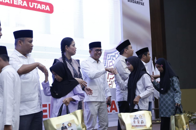 Zakiyuddin Harahap Serahkan Santunan Anak Yatim pada Buka Puasa Bersama DPD Gerindra Sumut