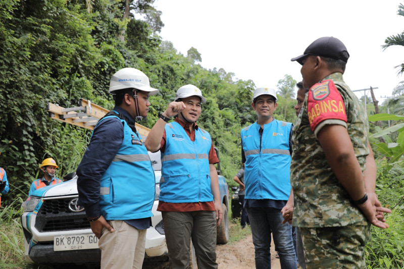 Pemerataan listrik bukan hanya soal menyalakan lampu, melainkan menghadirkan peradaban. Di balik medan yang terjal dan tantangan pekerjaan yang tidak