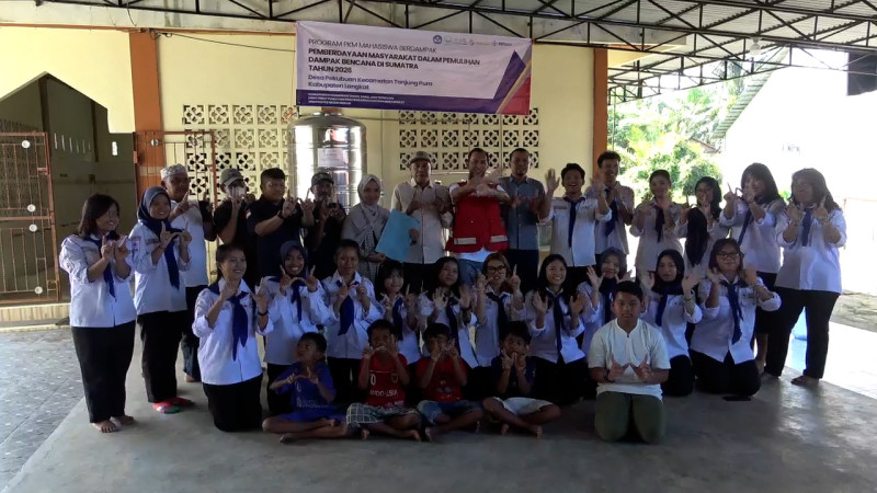 KSR PMI Universitas Negeri Medan Bangun Sistem Air Siap Minum untuk Warga Terdampak Banjir di Desa Pekubuan