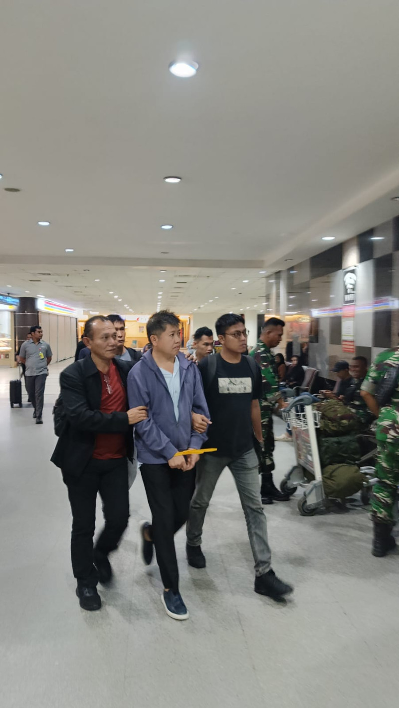 Buronan Penggelapan Dana Miliaran Ditangkap Saat Santai di Spa, Digelandang ke Medan