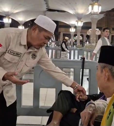 Prajurit TNI Alfan Arbudi Layani Jamaah Haji Indonesia di Tanah Suci dengan Penuh Dedikasi