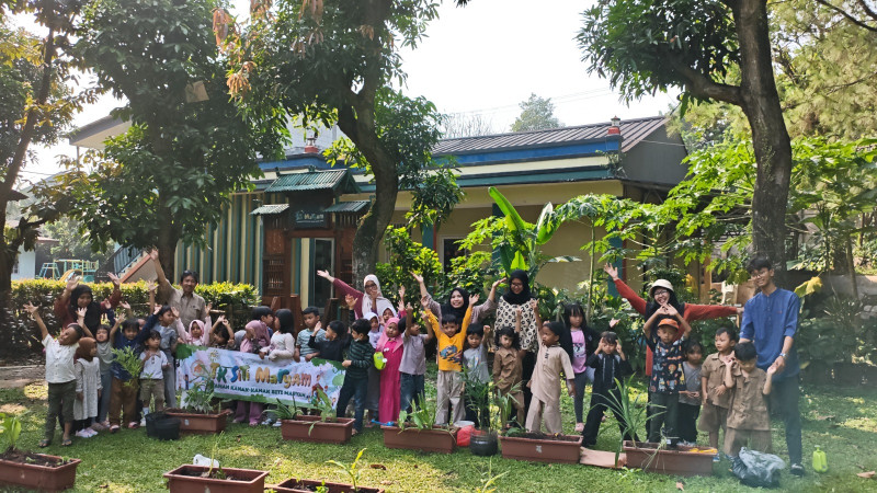 Nyata Bekerja untuk Iklim, TK Siti Maryam Ajak Siswa Menanam Pohon hingga Mandikan Kambing