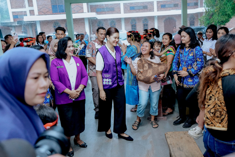 Kahiyang Ayu Pastikan Warga Tuk-Tuk Siadong Dapat Layanan Kesehatan Optimal