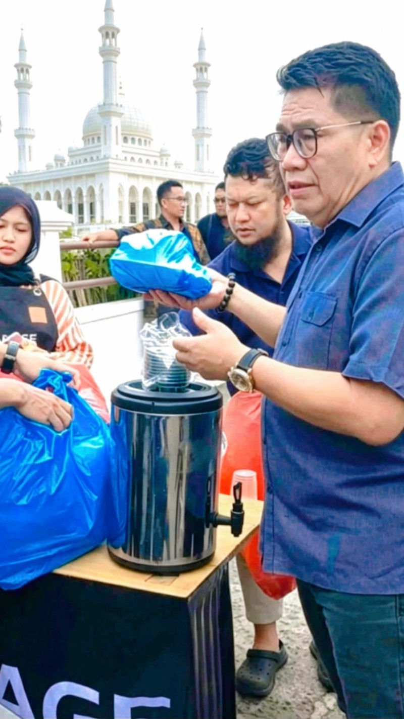 Jum&rsquo;at Berkah Konco Ngopi: Dari Masjid Al Ma&rsquo;sum Tebar Kepedulian, Konco Ngopi Jum&rsquo;at Berkah Bukan Sekadar Berbagi, Tapi Membangun Kebersamaan