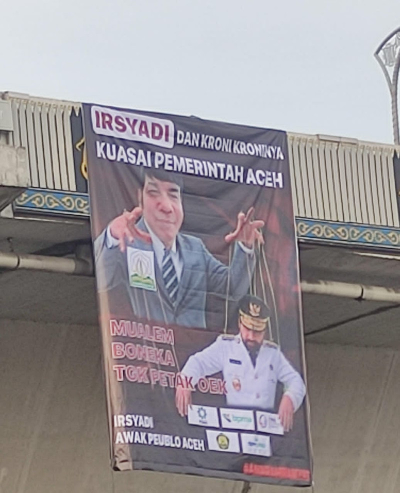 Spanduk &ldquo;Irsyadi dan Kroni-Kroninya Kuasai Pemerintah Aceh&rdquo; Muncul di Simpang Surabaya