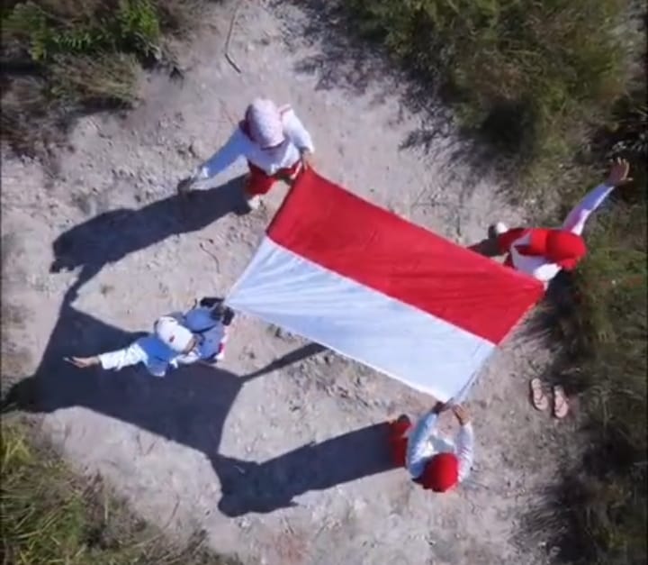 Emak-Emak Gaul Kibarkan Merah Putih di Puncak Gunung Teletabis, Serukan Indonesia Berdaulat dan Makmur