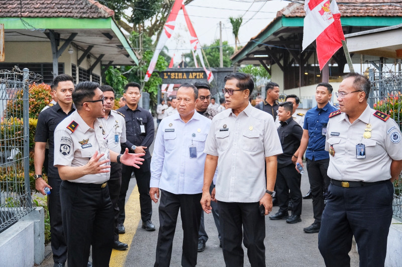 MENJAGA GENERASI, MENOLAK PERSEKUSI