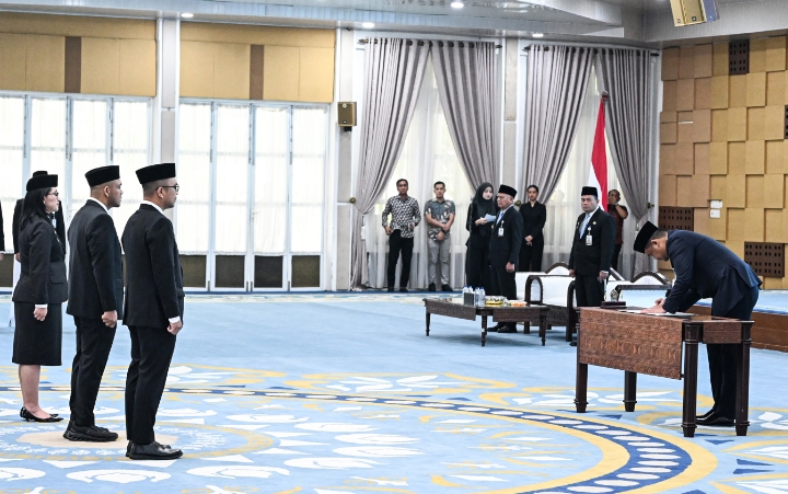 Gubernur Bobby Nasution Lantik Tiga Pejabat Pimpinan Tinggi Pratama, Tekankan Target Pembangunan Terukur