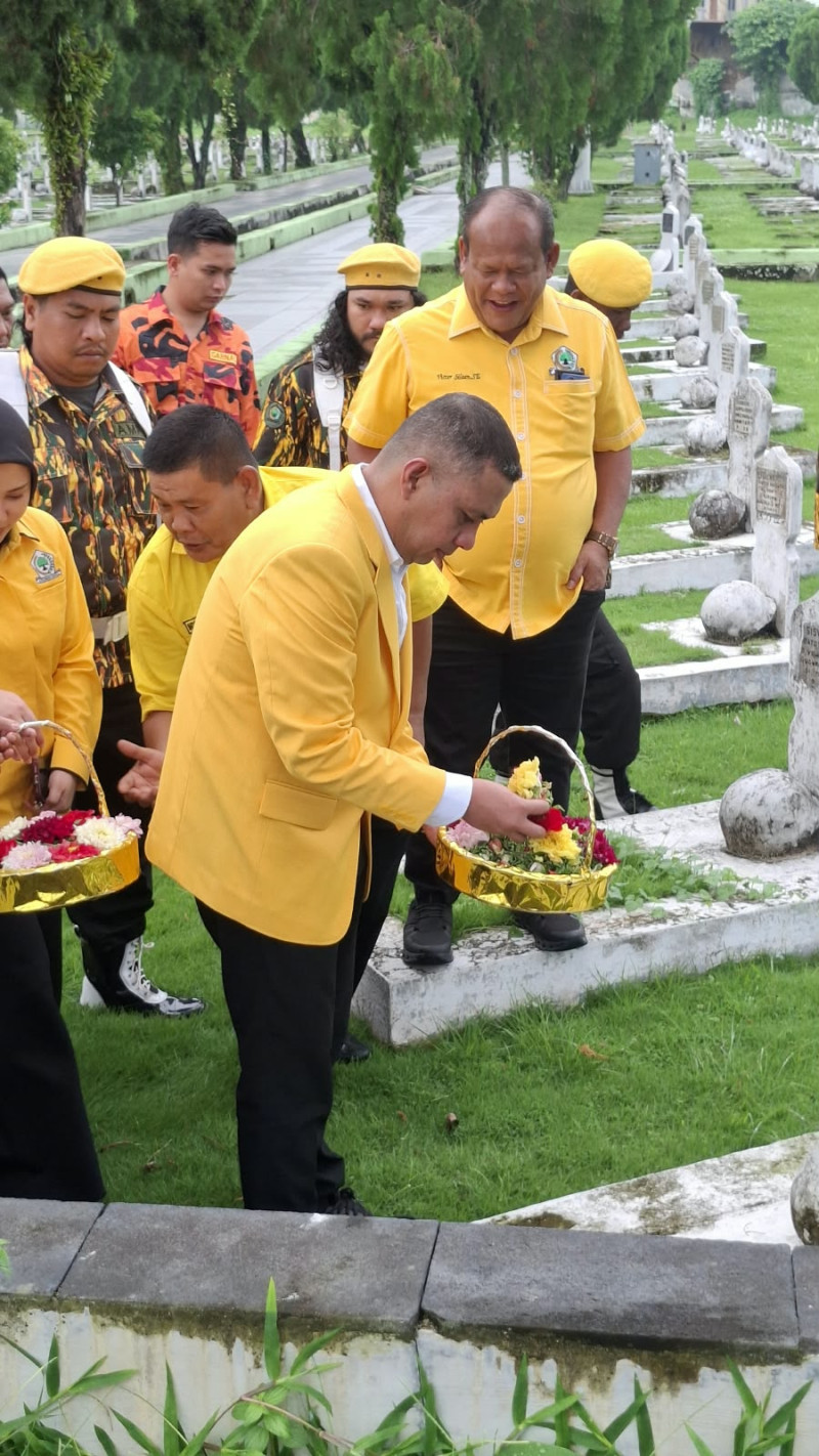 HUT ke-62 Golkar, Andar Amin Harahap Pimpin Ziarah ke Makam Pahlawan Medan