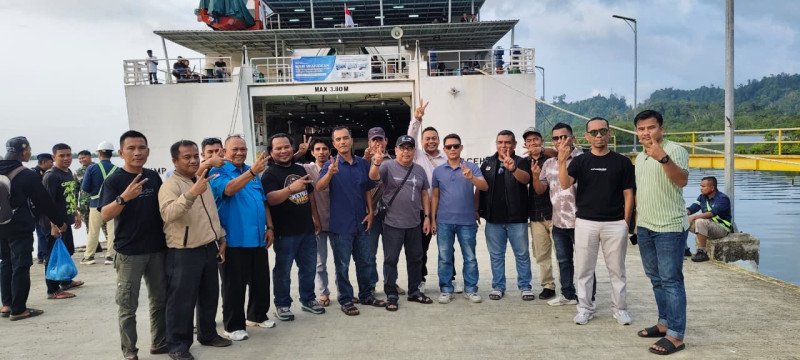 Di Pelabuhan Sinabang, PWI Simeulue Lepas Nasir Nurdin dengan Teriakan &lsquo;Dua Periode&rsquo;