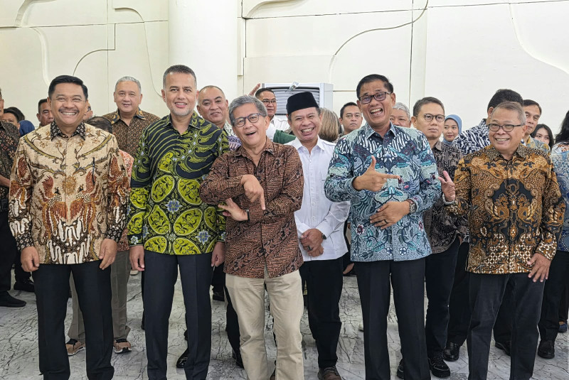 MEMADATKAN JARAK, MENGHADIRKAN NEGARA