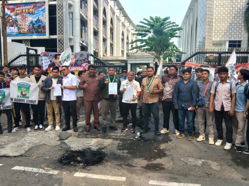 KAMMI Sumut Demo Desak Komisioner Terpilih Bermasalah Muhammad Yusron Tak Disahkan